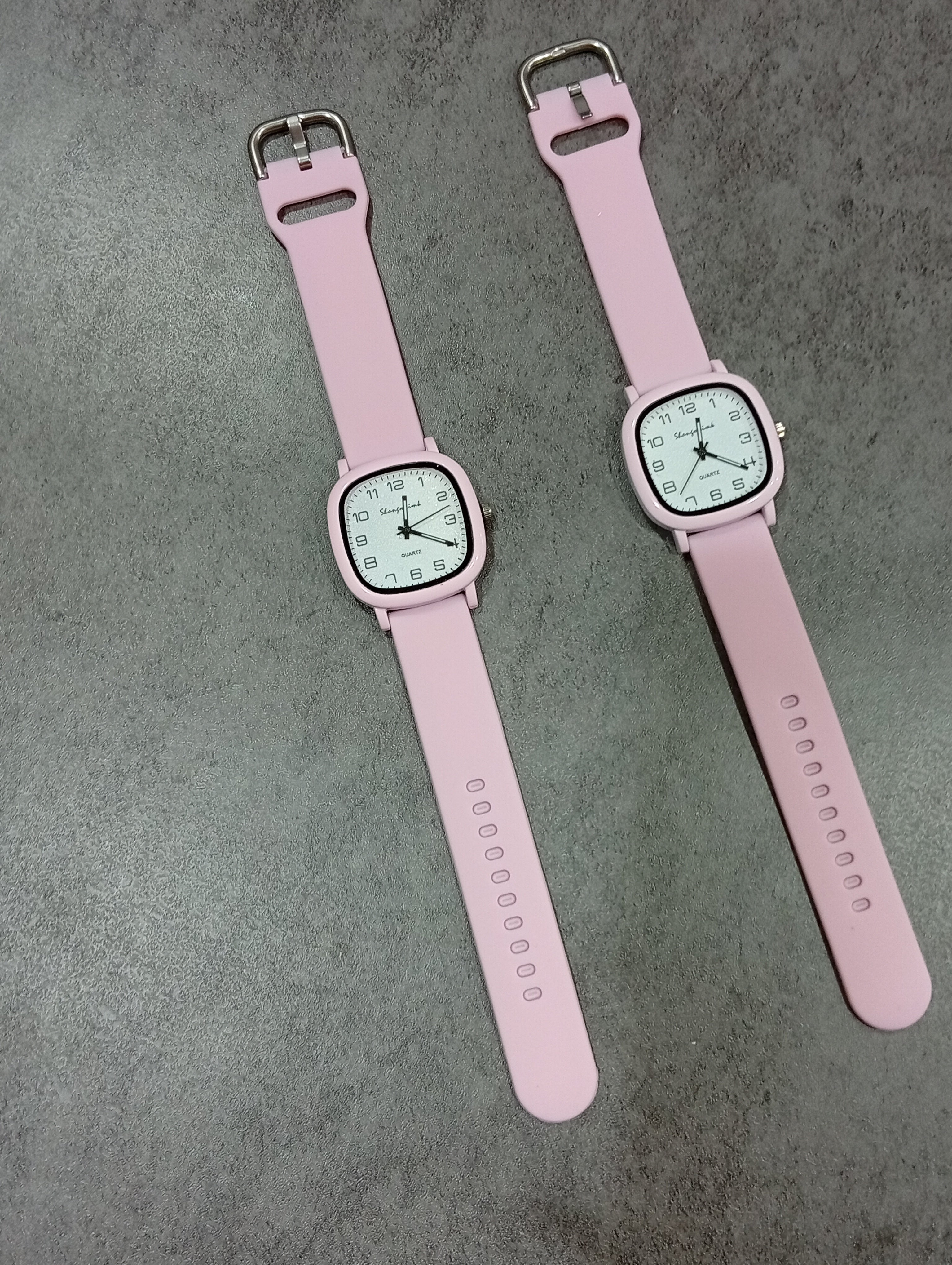 Quartz sleek watch